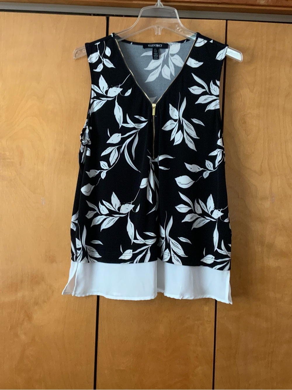 Ellen Tracy Black & White Floral Zip Front Sleeveless Top